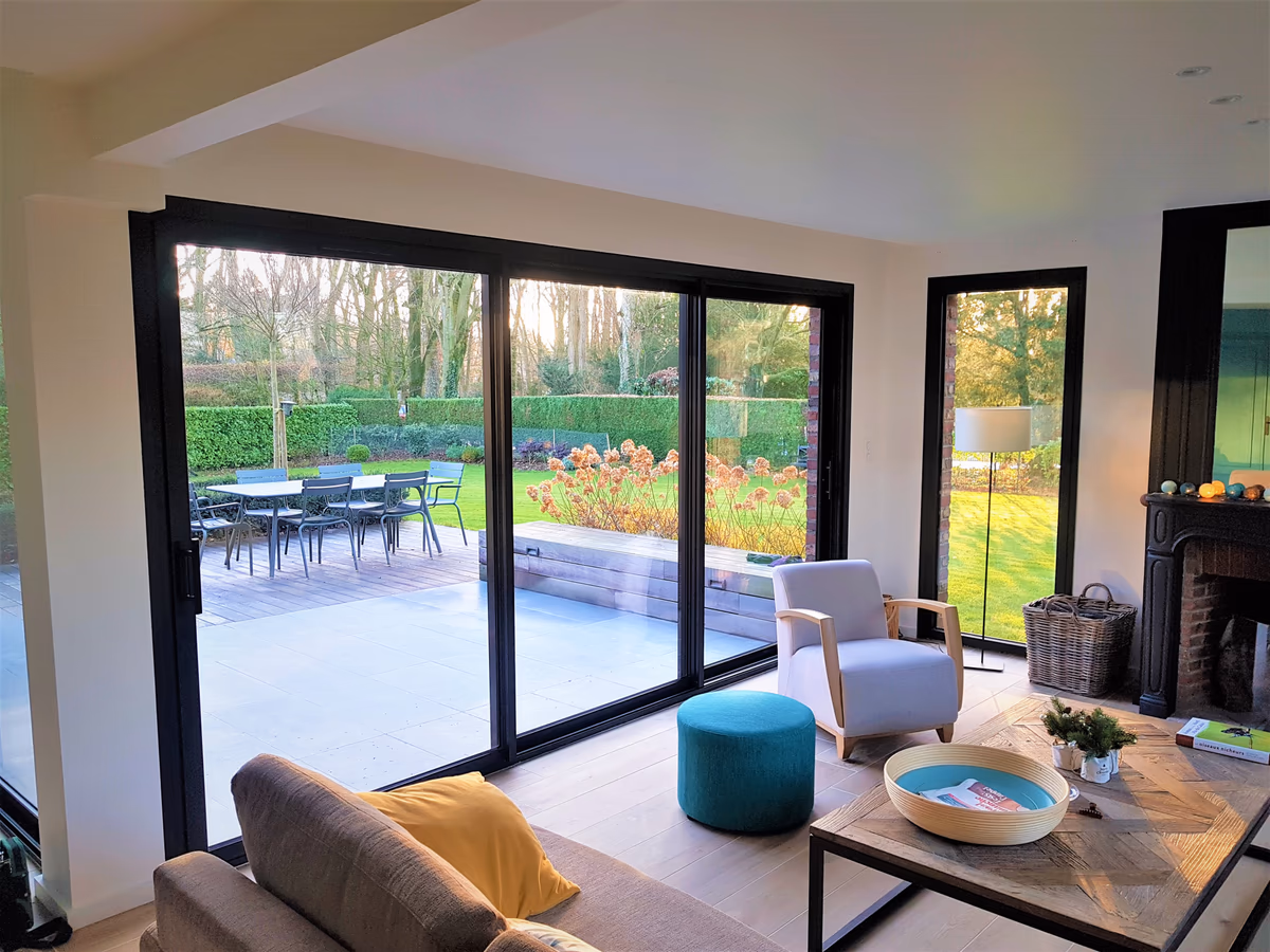Baie coulissante aluminium anthracite vue salon jardin BDS Menuiseries