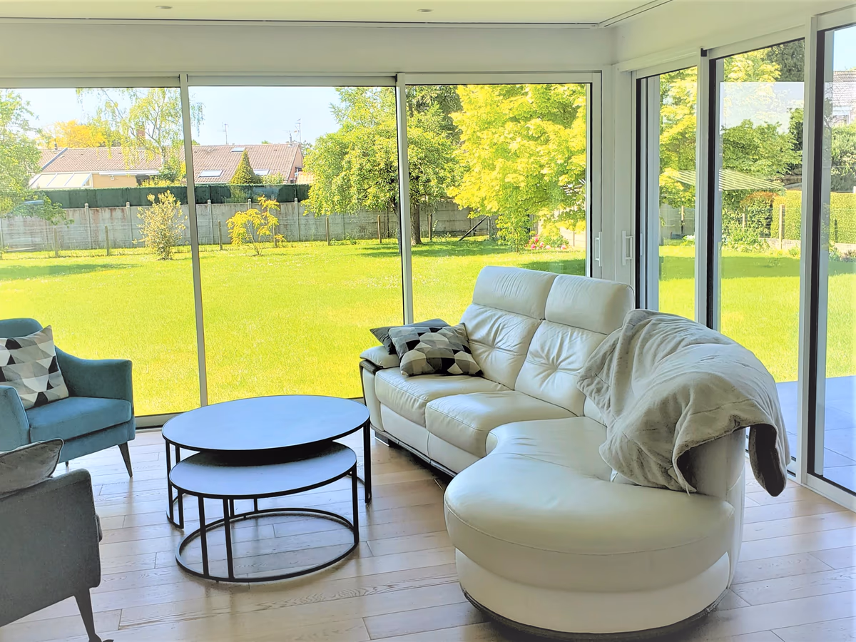 Baie coulissante aluminium blanc salon lumineux BDS Menuiseries