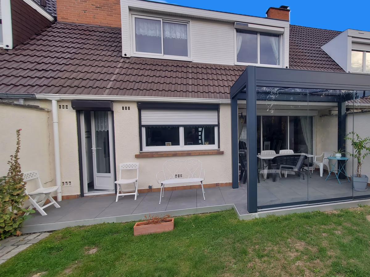 Pergola aluminium avec vitrage coulissant BDS Menuiseries