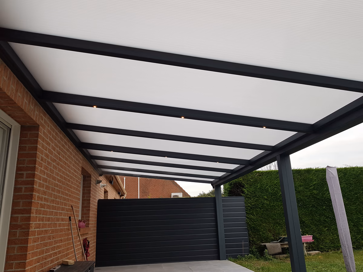 Pergola aluminium vue interieure avec spots LED BDS Menuiseries