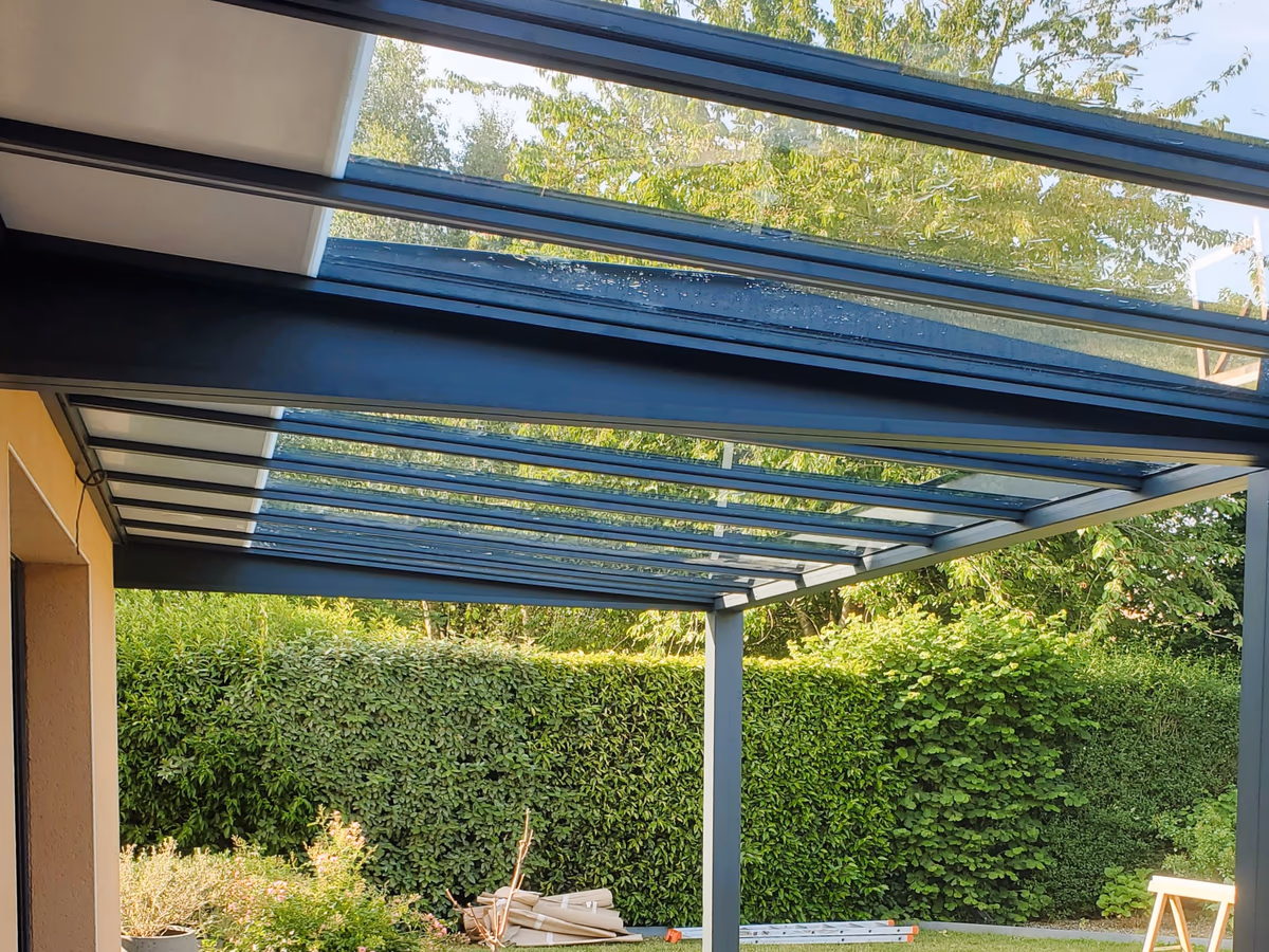 Pergola aluminium vue interieure terrasse BDS Menuiseries