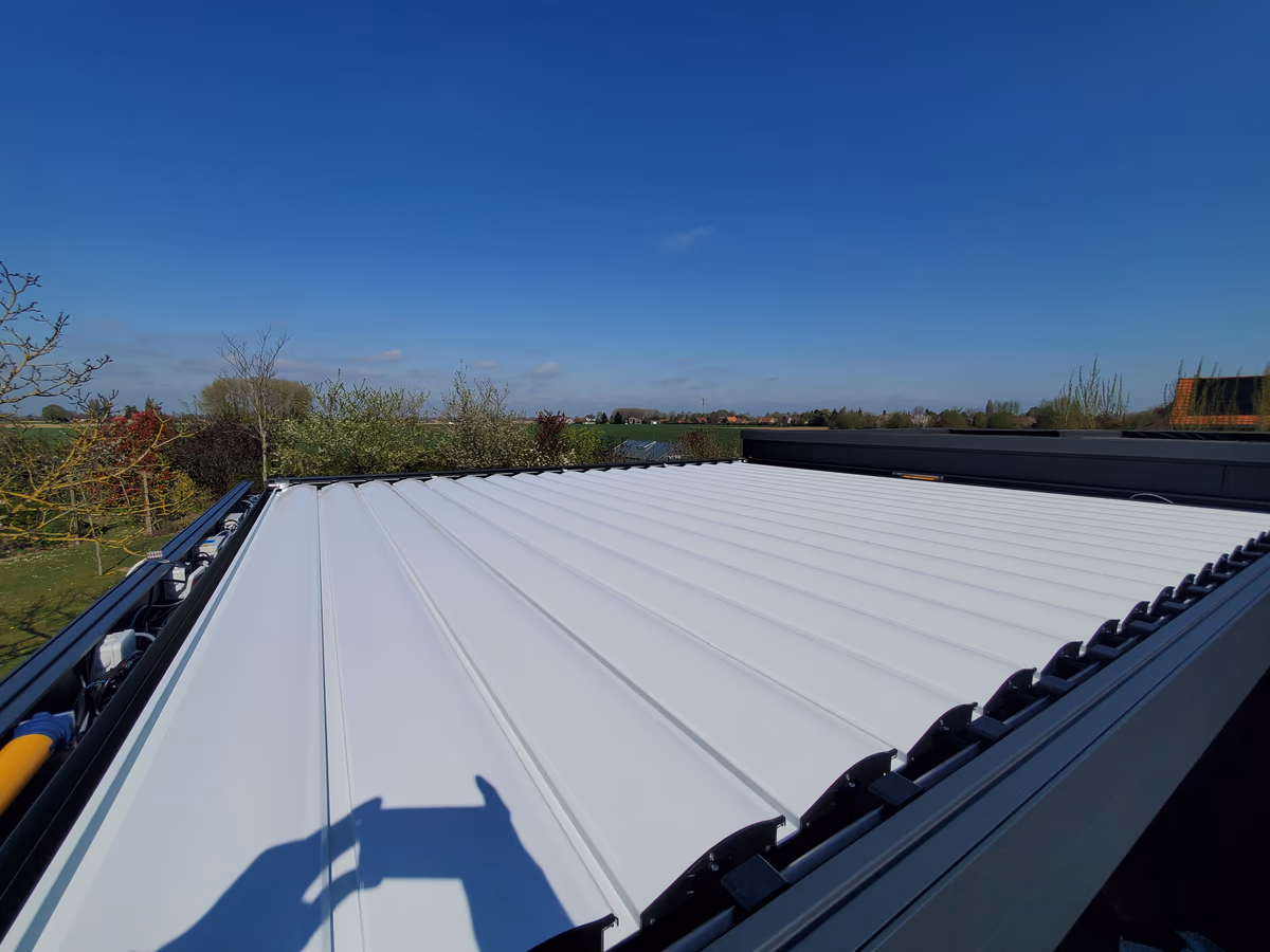 Pergola bioclimatique lames fermees aluminium anthracite BDS Menuiseries