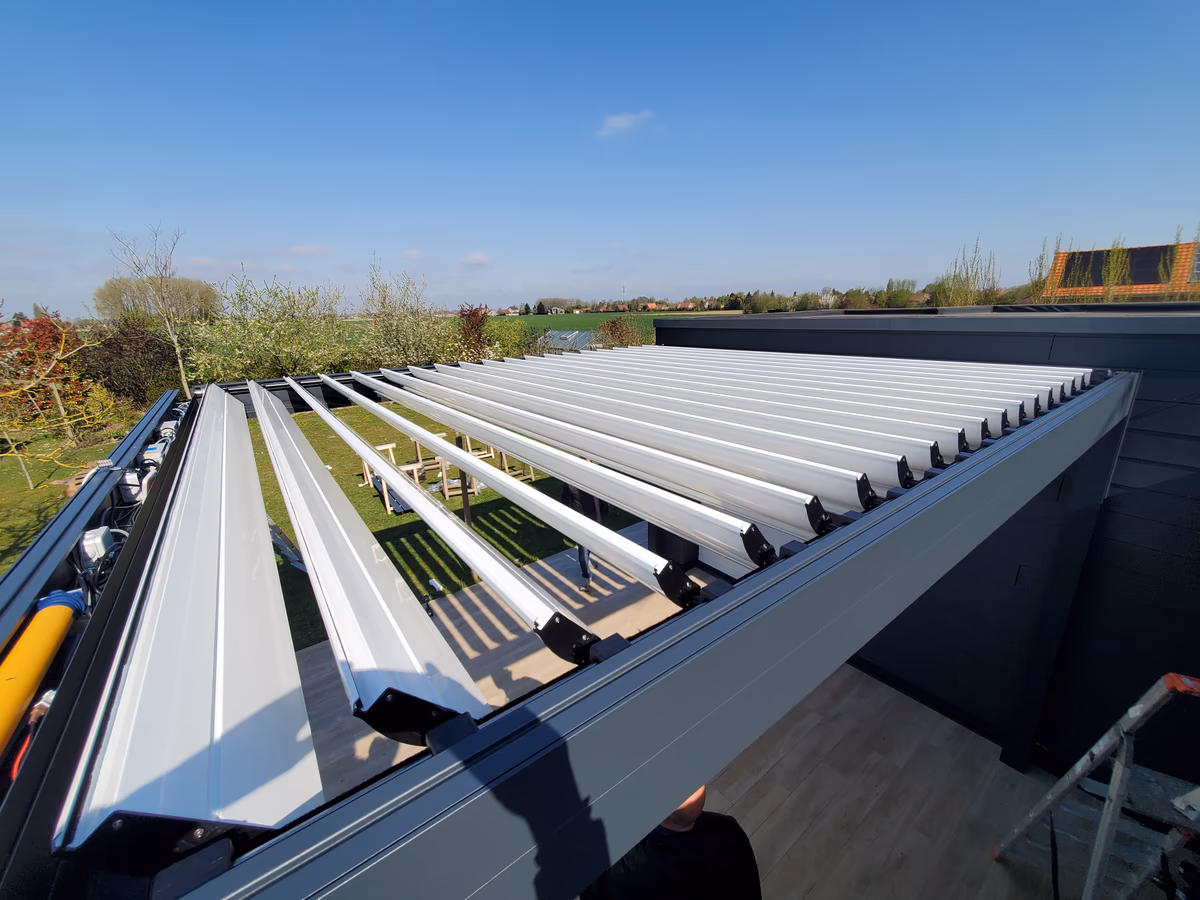 Pergola bioclimatique lames orientables vue du dessus BDS Menuiseries