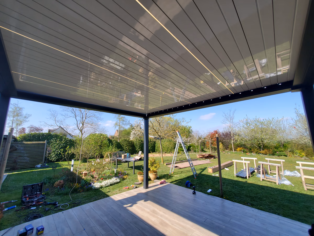Pergola bioclimatique vue interieure sur jardin BDS Menuiseries