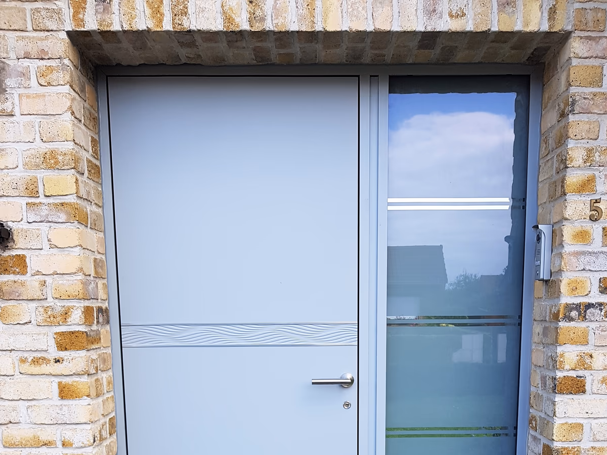 Porte d'entree aluminium blanche avec tierce vitree BDS Menuiseries