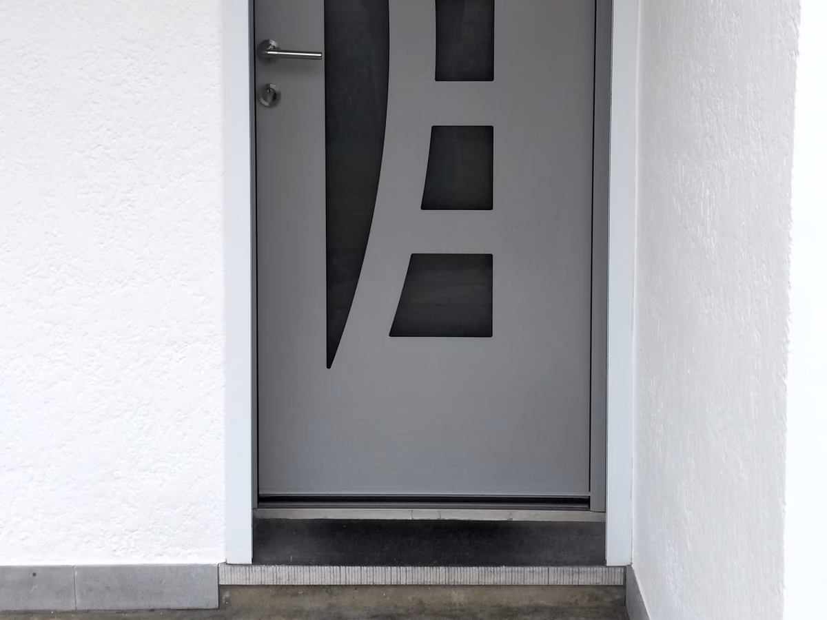 Porte d'entrée aluminium grise design moderne