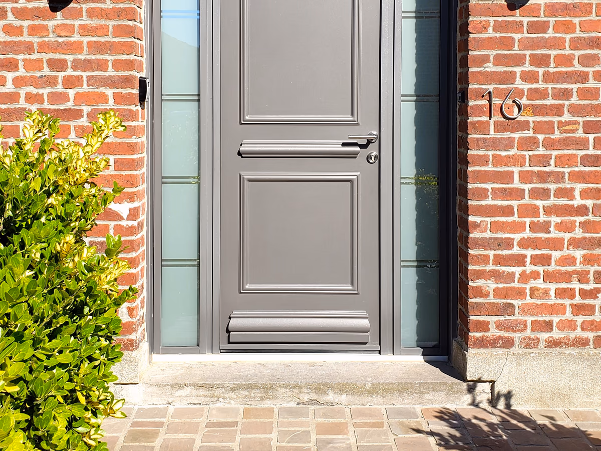 Porte d'entree aluminium grise avec vitrage lateral et imposte BDS Menuiseries