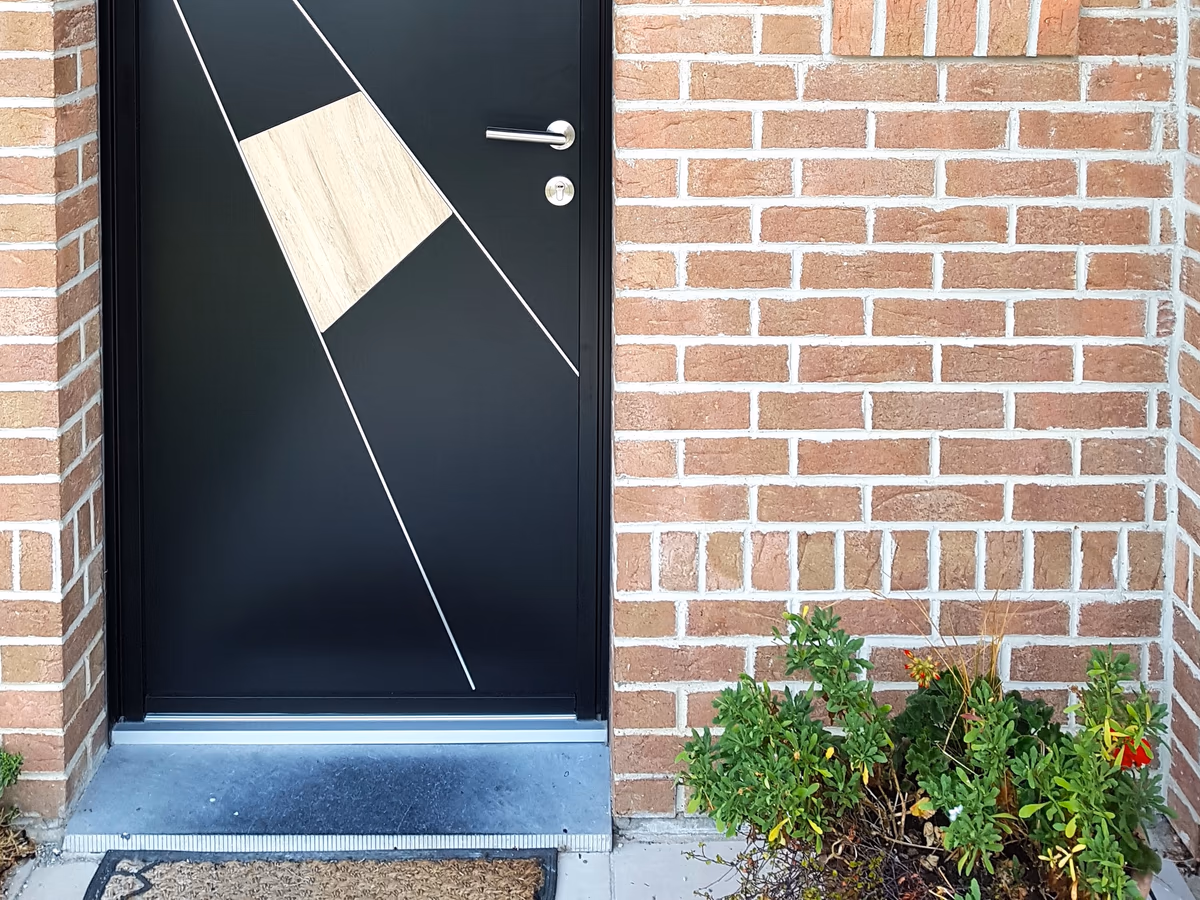 Porte d'entree aluminium noire design geometrique avec insert bois BDS Menuiseries