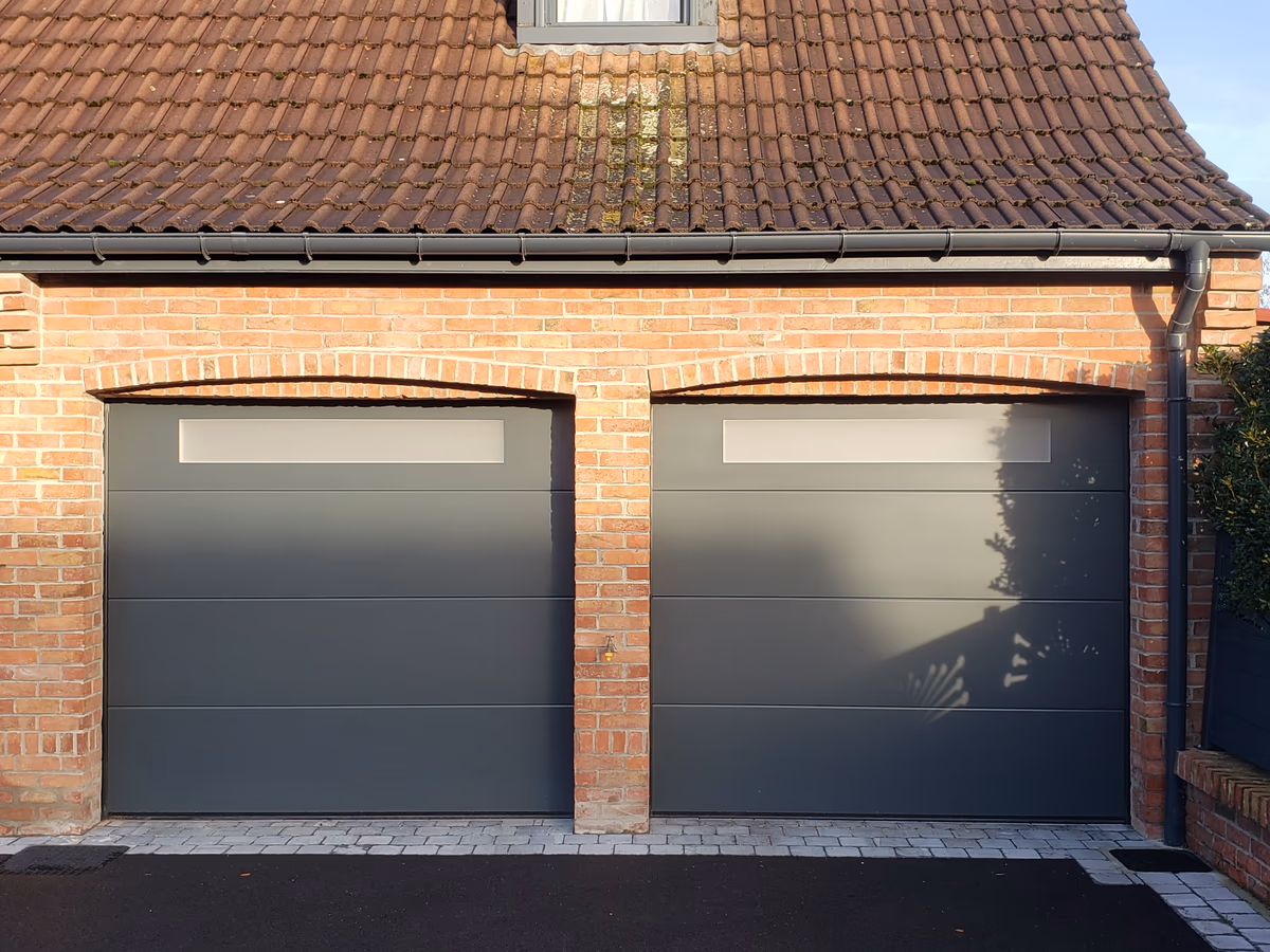 Porte de garage sectionnelle hublots gros plan BDS Menuiseries