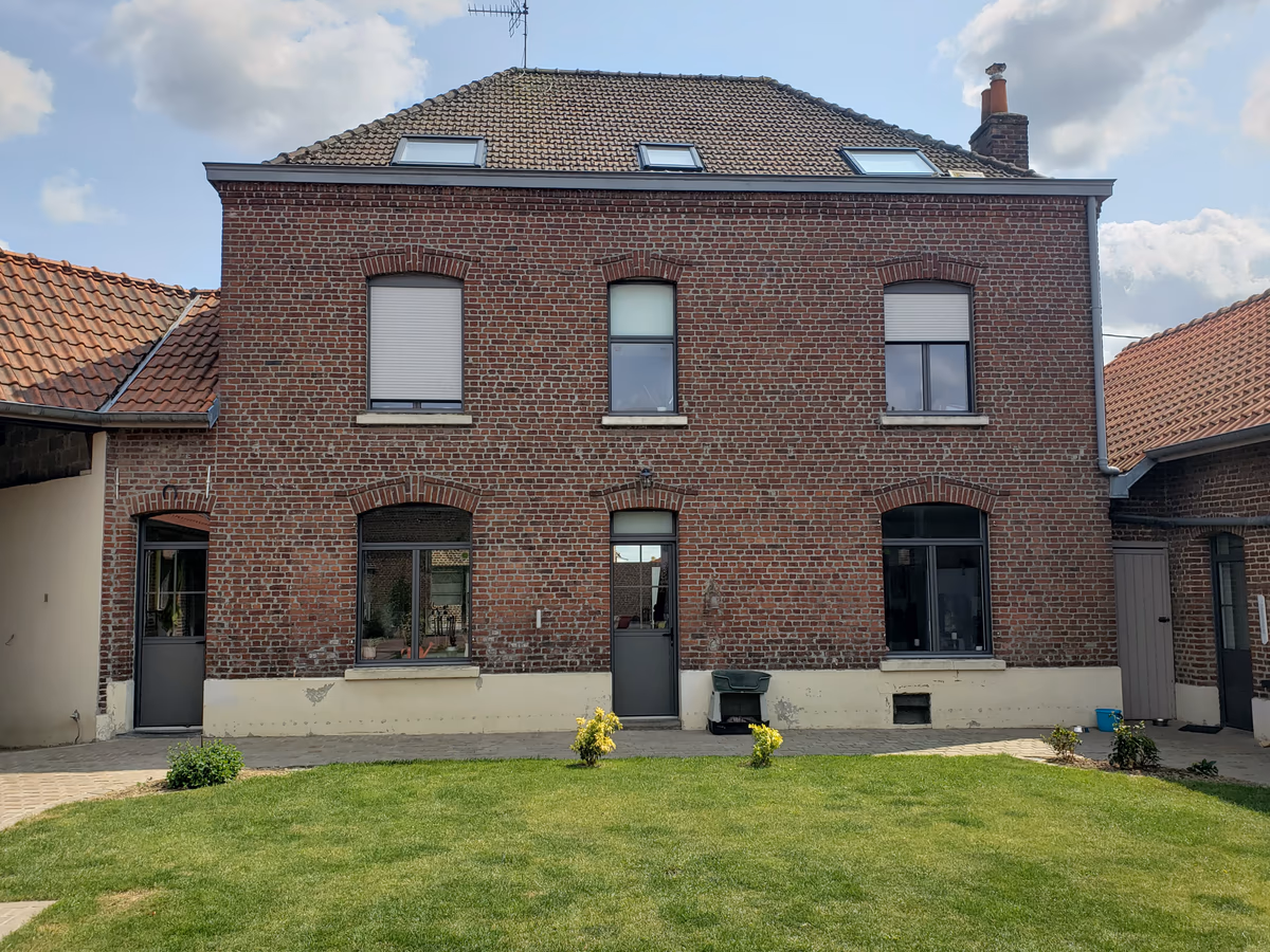 Fenêtres aluminium anthracite sur facade brique