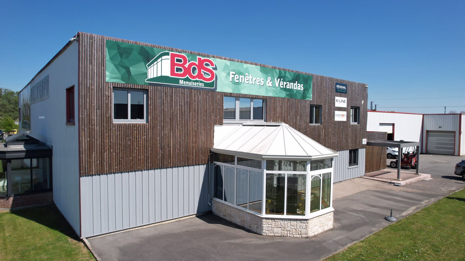 Batiment BDS Menuiseries Fenetres et Verandas a Bois-Grenier - vue d'ensemble du showroom