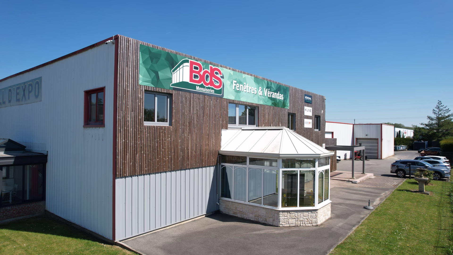 Façade du showroom BDS Menuiseries à Bois-Grenier avec véranda d'exposition