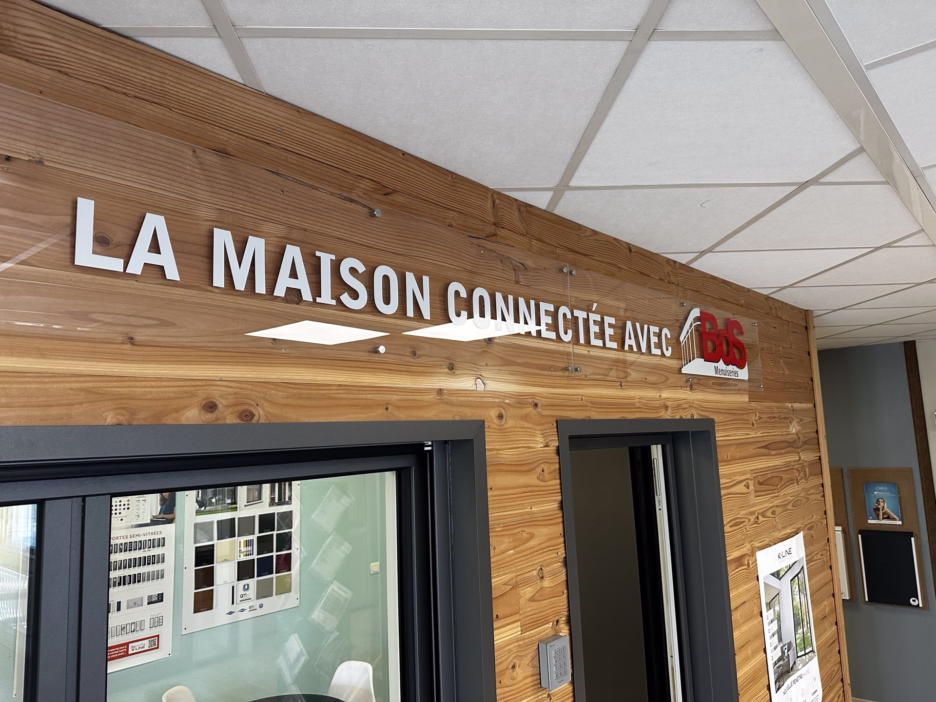 Showroom BDS Menuiseries à Bois-Grenier - mur cèdre signature « La maison connectée avec BdS »