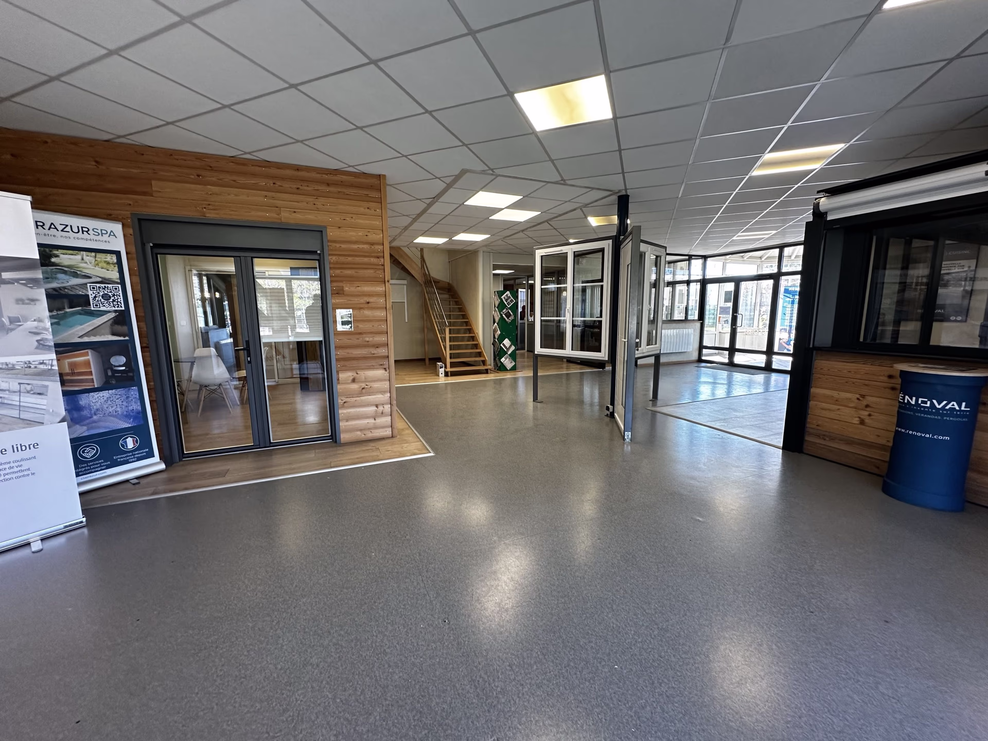 Intérieur du showroom BDS Menuiseries - espace conseil avec comptoir Rénoval