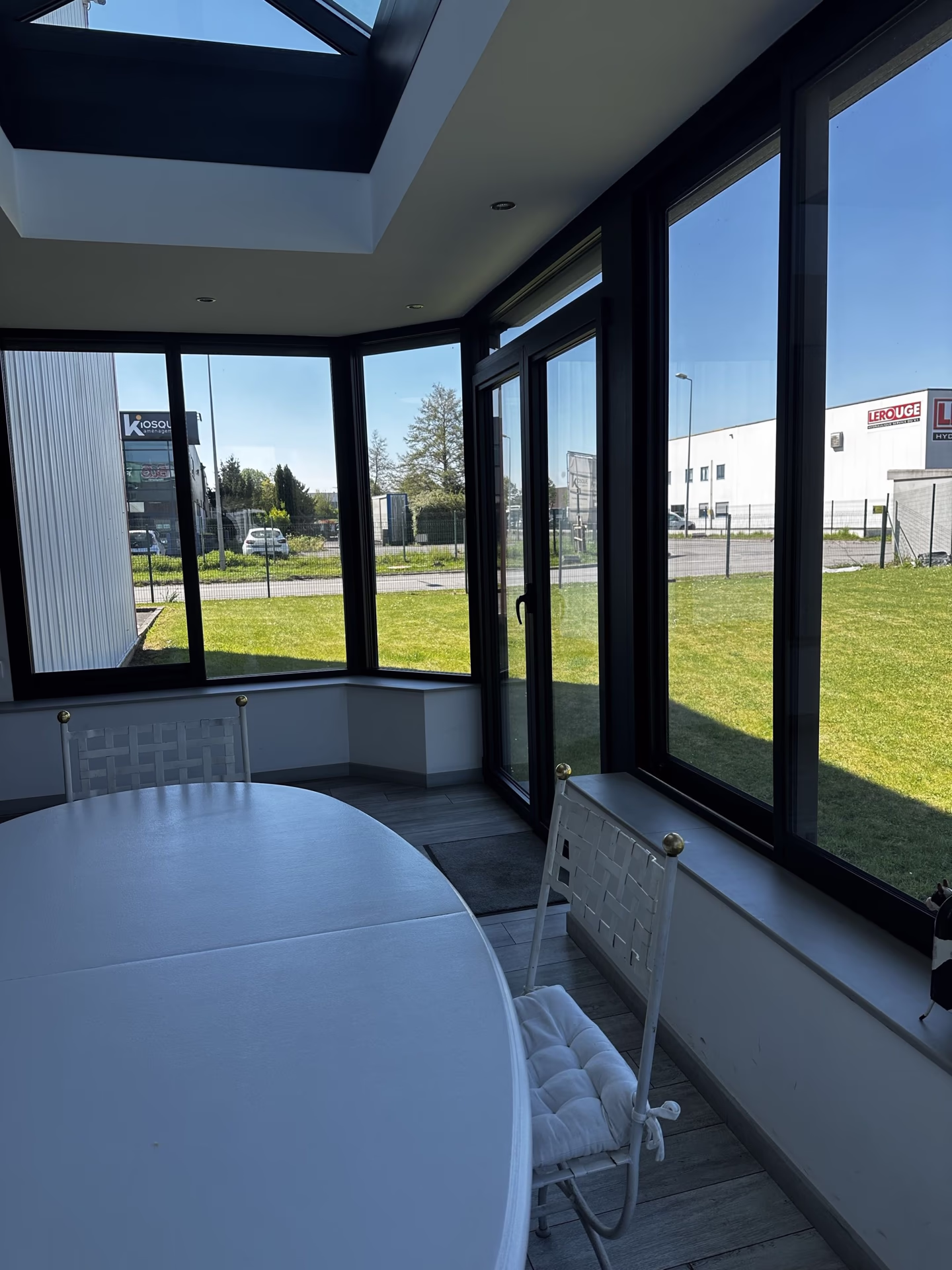 Véranda d'exposition BDS Menuiseries vue de l'intérieur avec baies vitrées