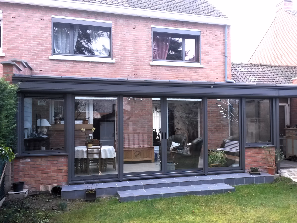 Veranda aluminium anthracite avec baies vitrees BDS Menuiseries