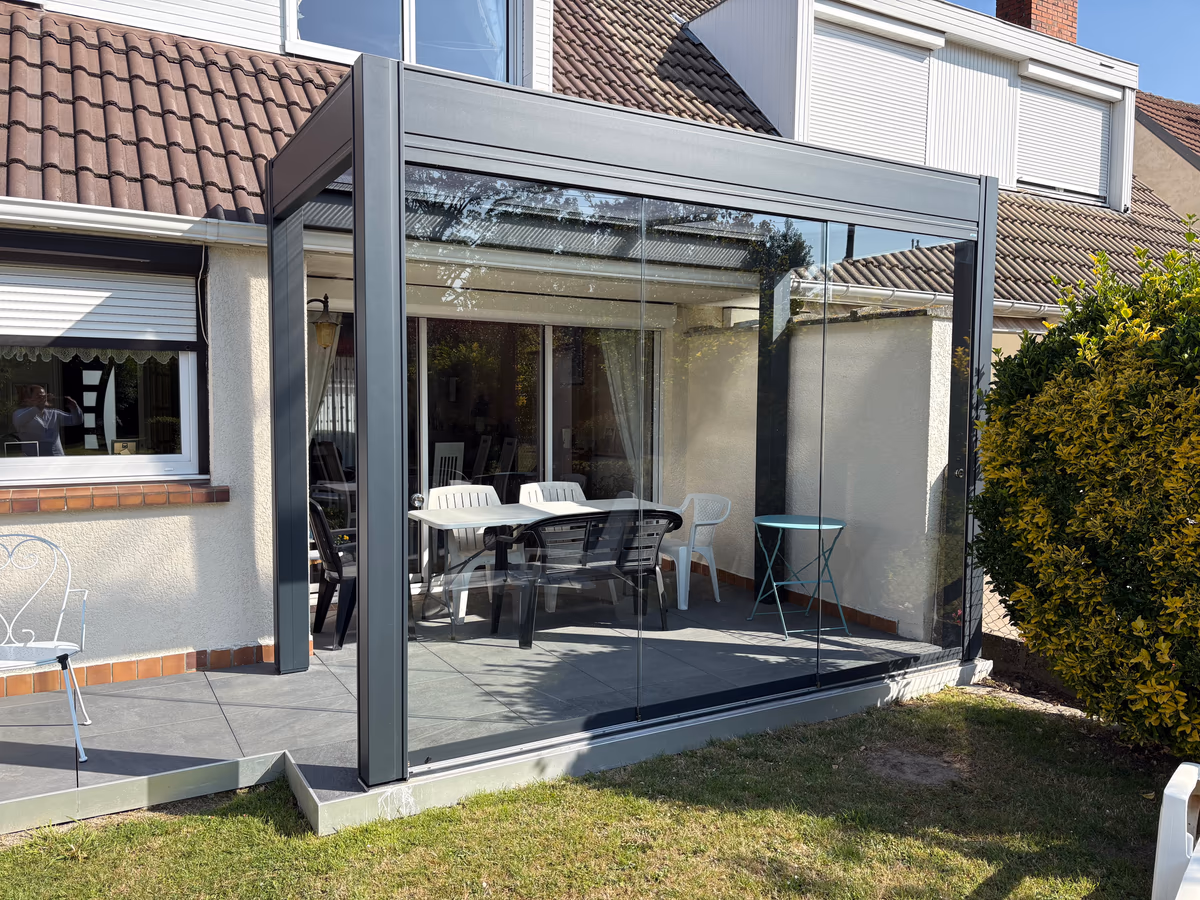 Veranda aluminium vitree avec vue jardin BDS Menuiseries